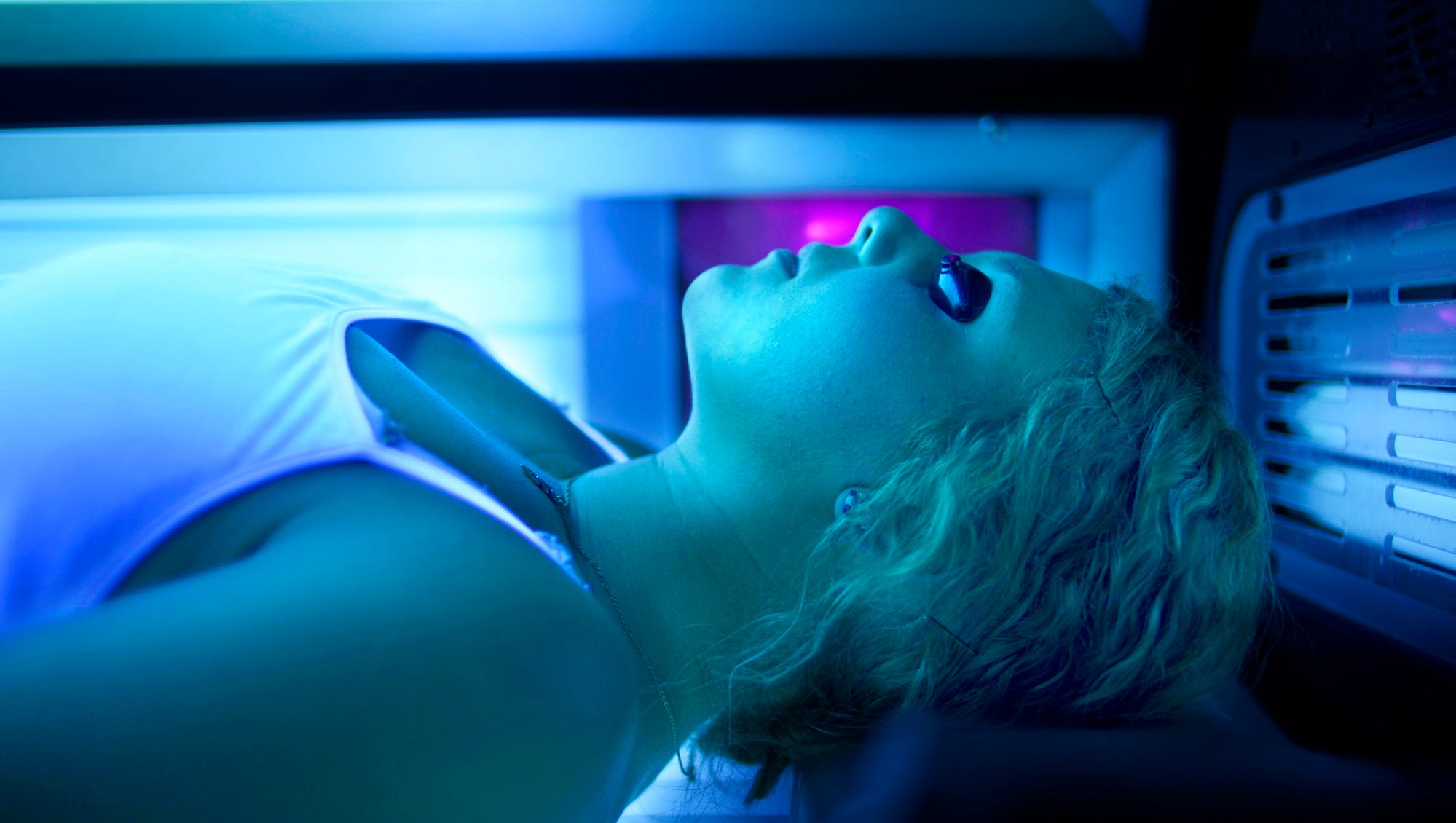 amanda kerekes share spycam tanning bed photos