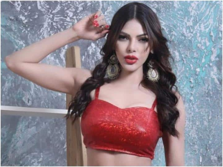 sherlyn chopra tits