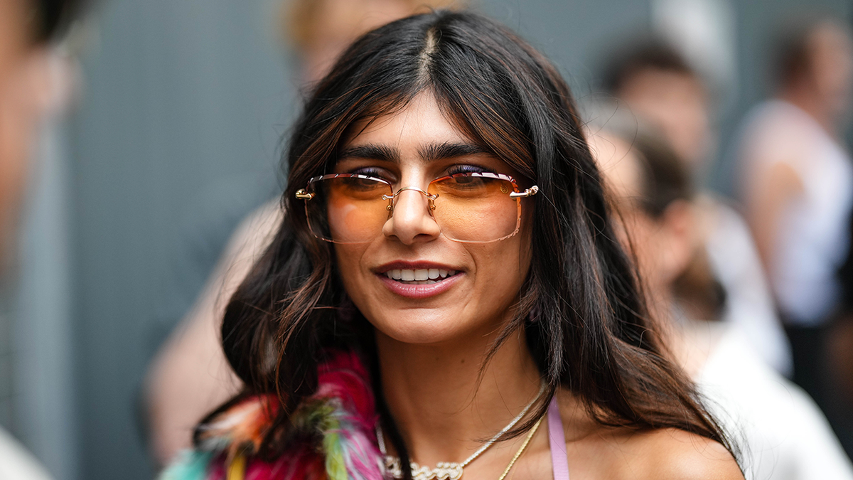 donald mains recommends mia khalifa means pic